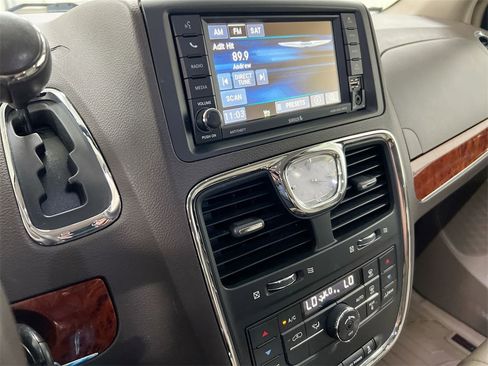 Used 2016 Chrysler Town & Country Touring image 13