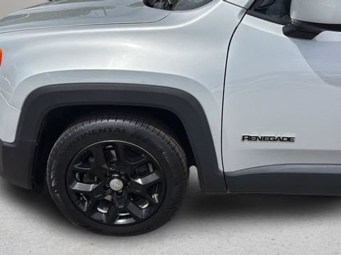 Used 2015 Jeep Renegade Latitude FWD image 33