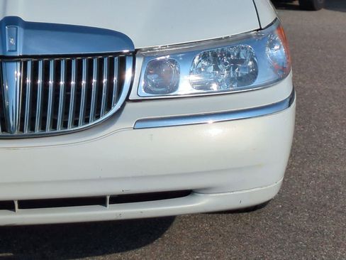 Used 2000 Lincoln Town Car Signature RWD image 10