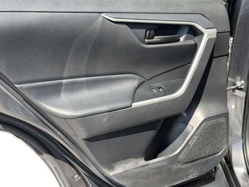 Used 2020 Toyota RAV4 LE FWD image 30