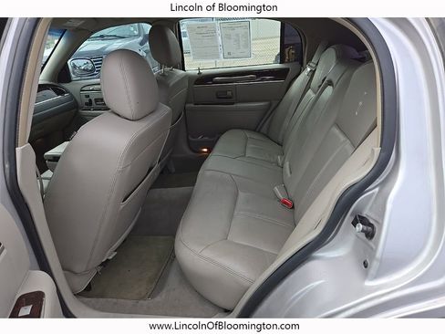 Used 2010 Lincoln Town Car Signature Limited image 14