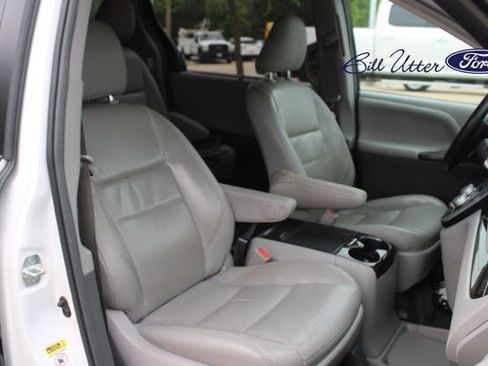 Used 2017 Toyota Sienna XLE Premium FWD image 11