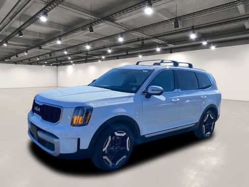 Used 2024 Kia Telluride EX w/ EX Captain's Chair Package image 4