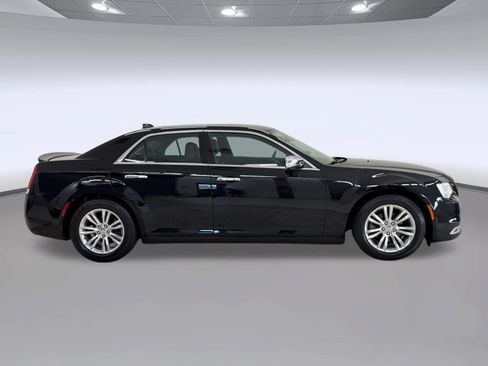 Used 2017 Chrysler 300 C RWD image 8
