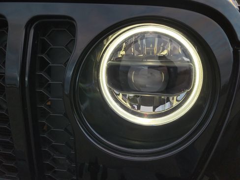 Used 2023 Jeep Gladiator Overland image 9