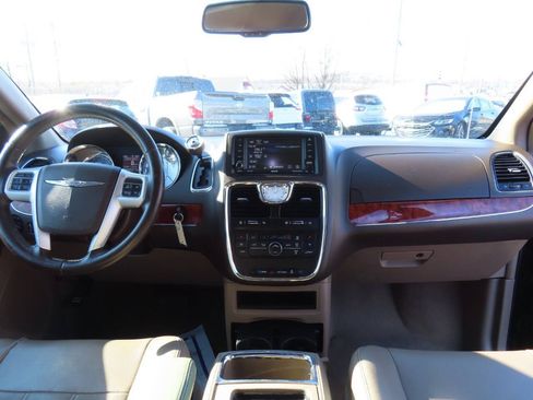 Used 2014 Chrysler Town & Country Touring image 43