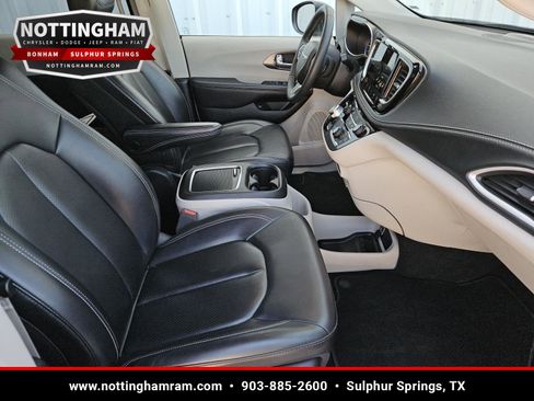 Used 2023 Chrysler Pacifica Touring-L FWD image 28
