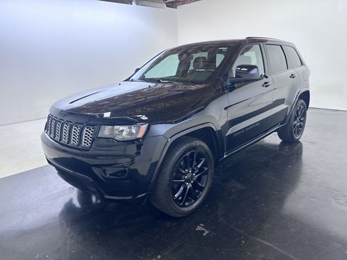 Used 2020 Jeep Grand Cherokee Altitude AWD/4WD image 7