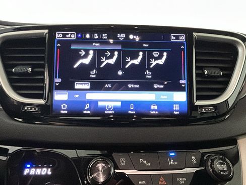 Used 2024 Chrysler Pacifica Touring-L FWD image 23