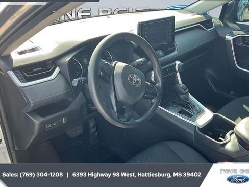 Used 2022 Toyota RAV4 LE image 12