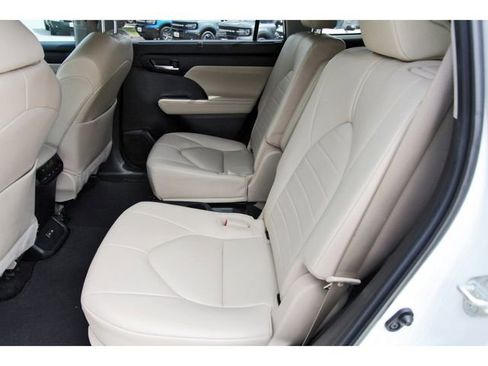 Used 2023 Toyota Highlander XLE image 13