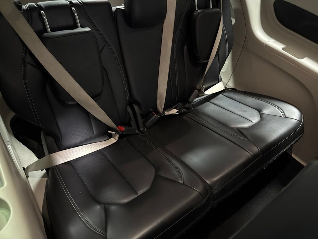 Used 2023 Chrysler Pacifica Touring-L FWD image 12
