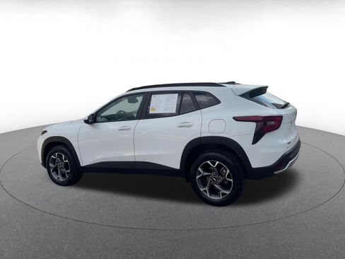 Used 2025 Chevrolet Trax LT FWD image 10