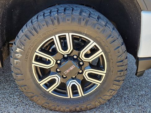 Used 2022 GMC Sierra 2500 AT4 w/ AT4 Premium Plus Package image 7