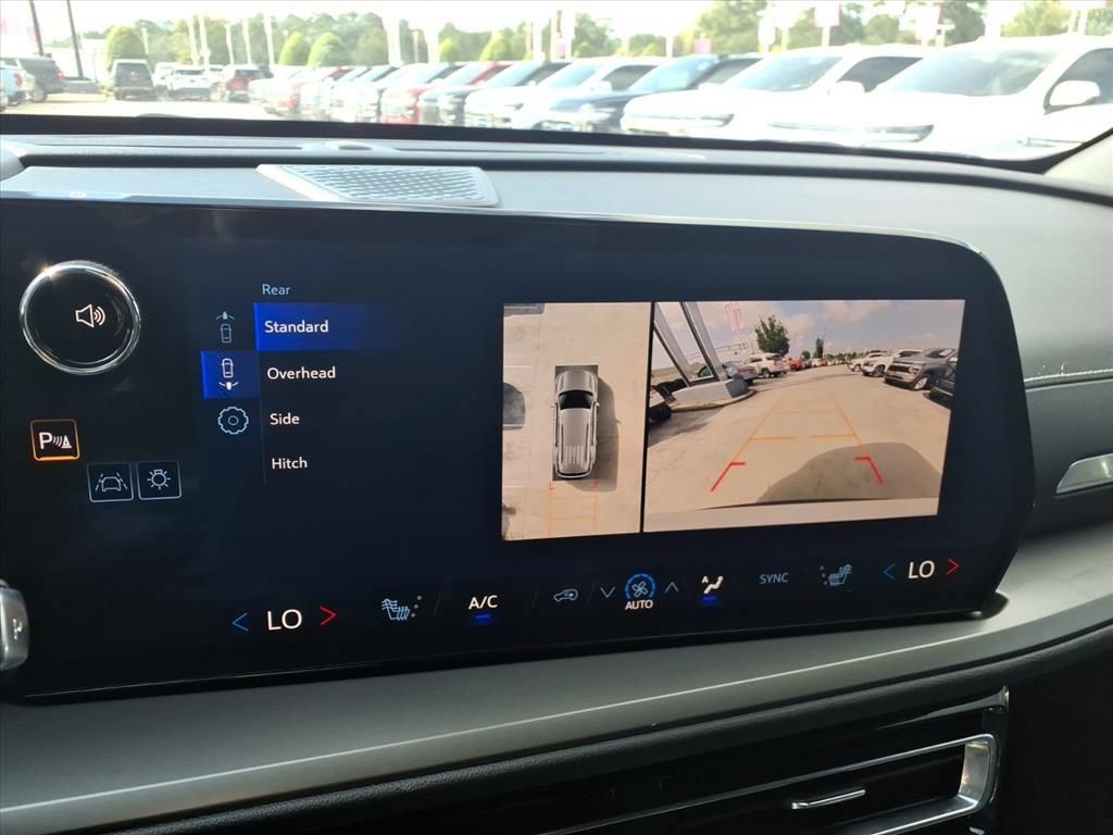 Used 2025 Chevrolet Traverse LT w/ Enhanced Driving Package FWD image 24