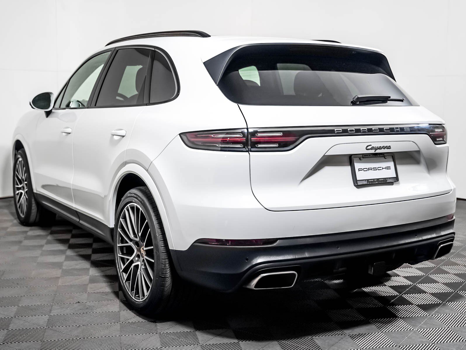 Certified 2023 Porsche Cayenne AWD/4WD image 3
