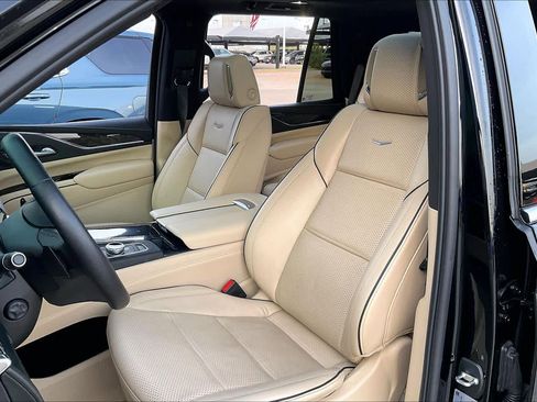Used 2024 Cadillac Escalade Premium Luxury image 9