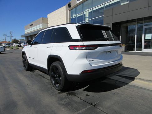 Used 2023 Jeep Grand Cherokee Altitude AWD/4WD image 5