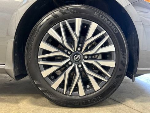 Used 2024 Nissan Altima 2.5 SV AWD/4WD image 11