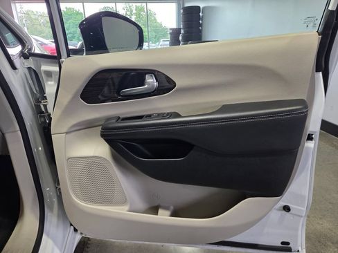 Used 2023 Chrysler Pacifica Limited FWD image 16