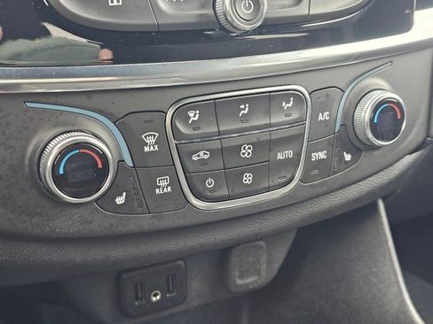 Used 2023 Chevrolet Traverse LT FWD image 38