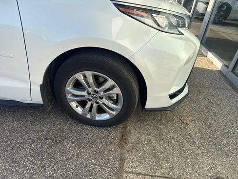 Used 2023 Toyota Sienna XSE AWD/4WD image 3
