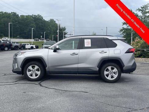 Used 2020 Toyota RAV4 XLE AWD/4WD image 2
