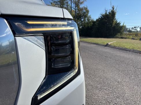 Used 2021 GMC Yukon Denali w/ Denali Premium Package image 9