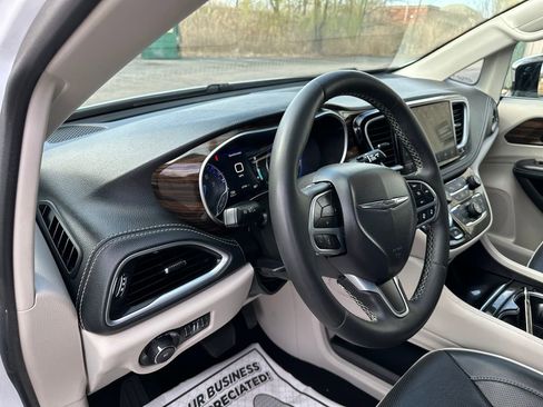 Certified 2023 Chrysler Pacifica Limited FWD image 22