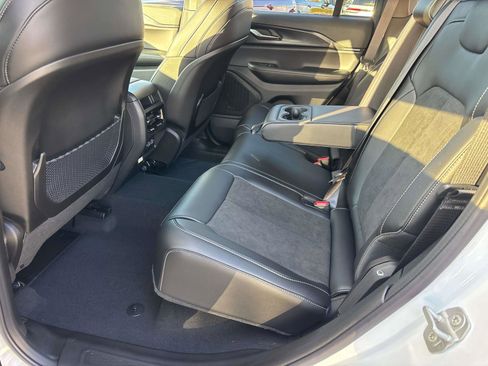 New 2025 Jeep Grand Cherokee Altitude image 6