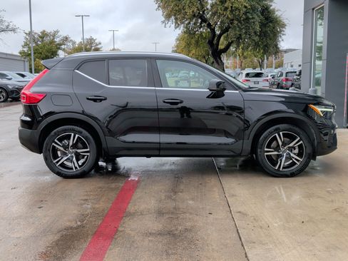 Used 2025 Volvo XC40 B5 Core image 10