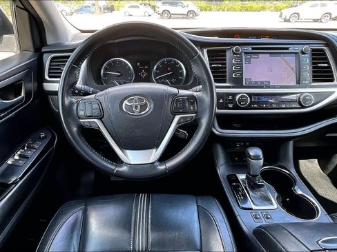 Used 2018 Toyota Highlander SE FWD image 7
