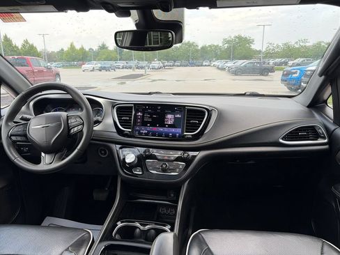Used 2022 Chrysler Pacifica Limited w/ Uconnect Theater Family Group FWD image 37