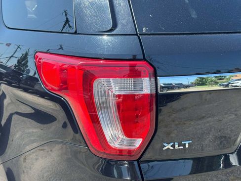 Used 2018 Ford Explorer XLT w/ Equipment Group 202A AWD/4WD image 9