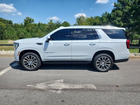 Used 2026 GMC Yukon Denali w/ Sun & Power Step Package AWD/4WD image 2