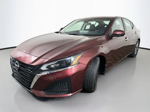 Used 2024 Nissan Altima 2.5 SV w/ SV Premium Package FWD image 3
