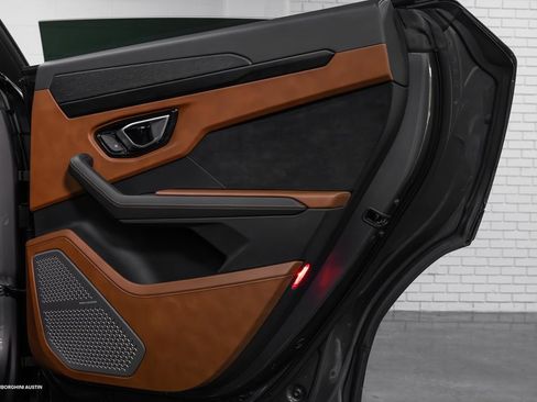 Used 2021 Lamborghini Urus image 38