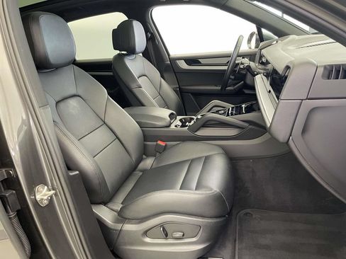 Certified 2025 Porsche Cayenne AWD/4WD image 23