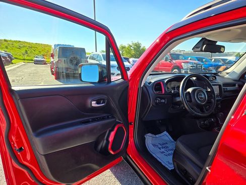 Used 2022 Jeep Renegade Trailhawk AWD/4WD image 12