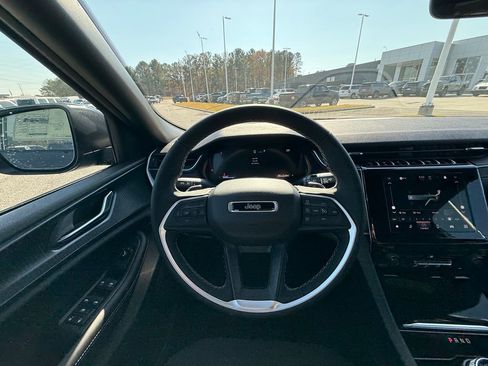 New 2025 Jeep Grand Cherokee Laredo image 14