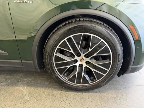 Certified 2025 Porsche Macan Electric image 13