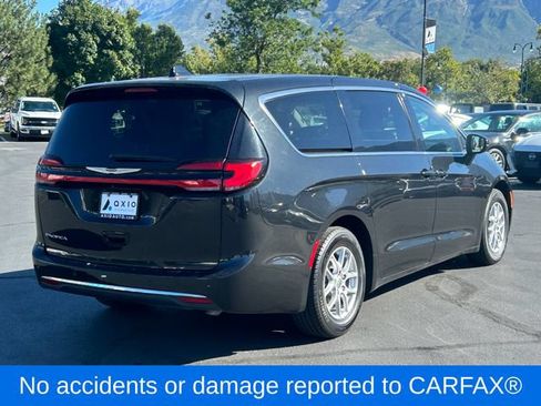 Used 2023 Chrysler Pacifica Touring-L FWD image 3