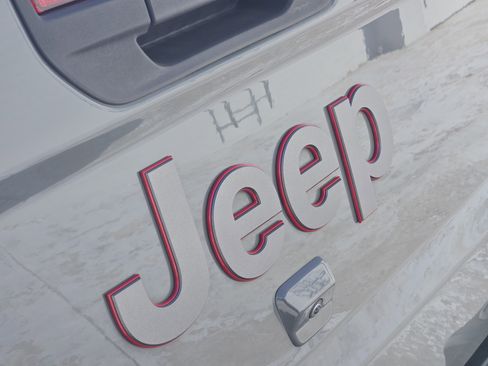 Used 2020 Jeep Gladiator Rubicon image 12