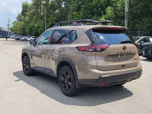 Used 2025 Nissan Rogue SV AWD/4WD image 3