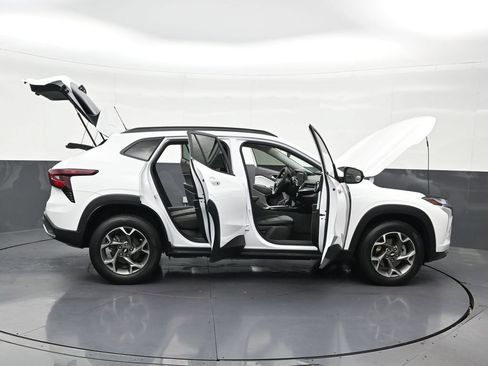 Used 2025 Chevrolet Trax LT FWD image 32