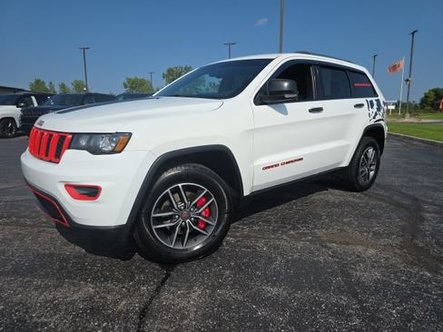 Used 2019 Jeep Grand Cherokee Limited AWD/4WD image 2