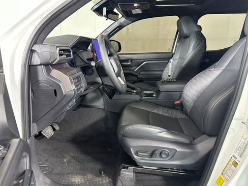 Used 2024 Toyota Tacoma TRD Off-Road image 11