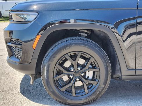 Used 2024 Jeep Grand Cherokee Altitude AWD/4WD image 9
