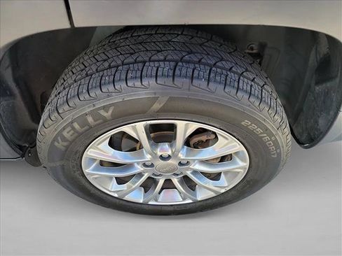 Used 2019 Jeep Cherokee Latitude Plus image 11