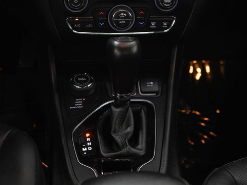Used 2019 Jeep Cherokee Limited AWD/4WD image 20